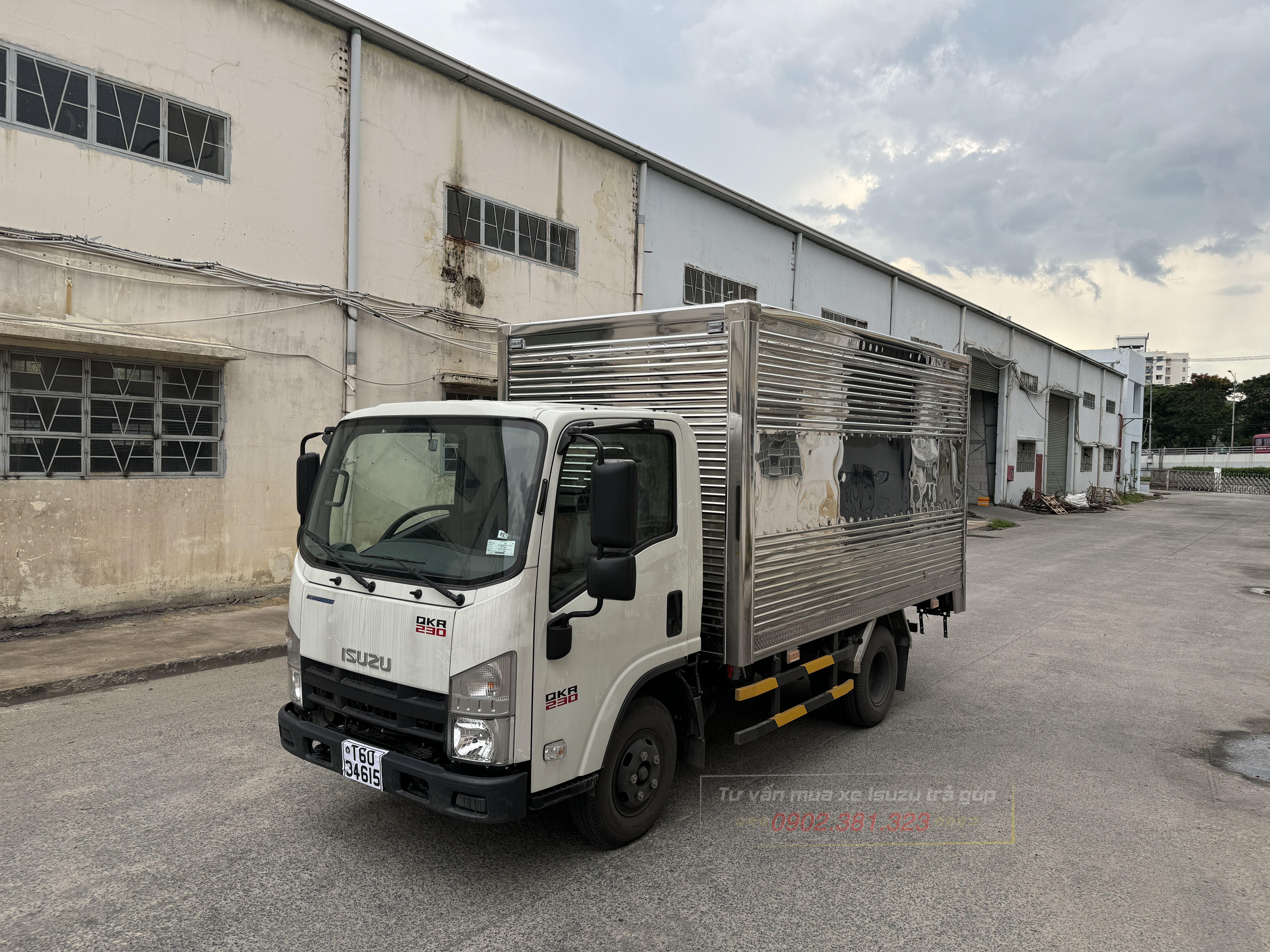 Xe Tai Isuzu 2.4 tan Thung Kin Inox 2024 Gia Re Thanh Ly Giao ngay